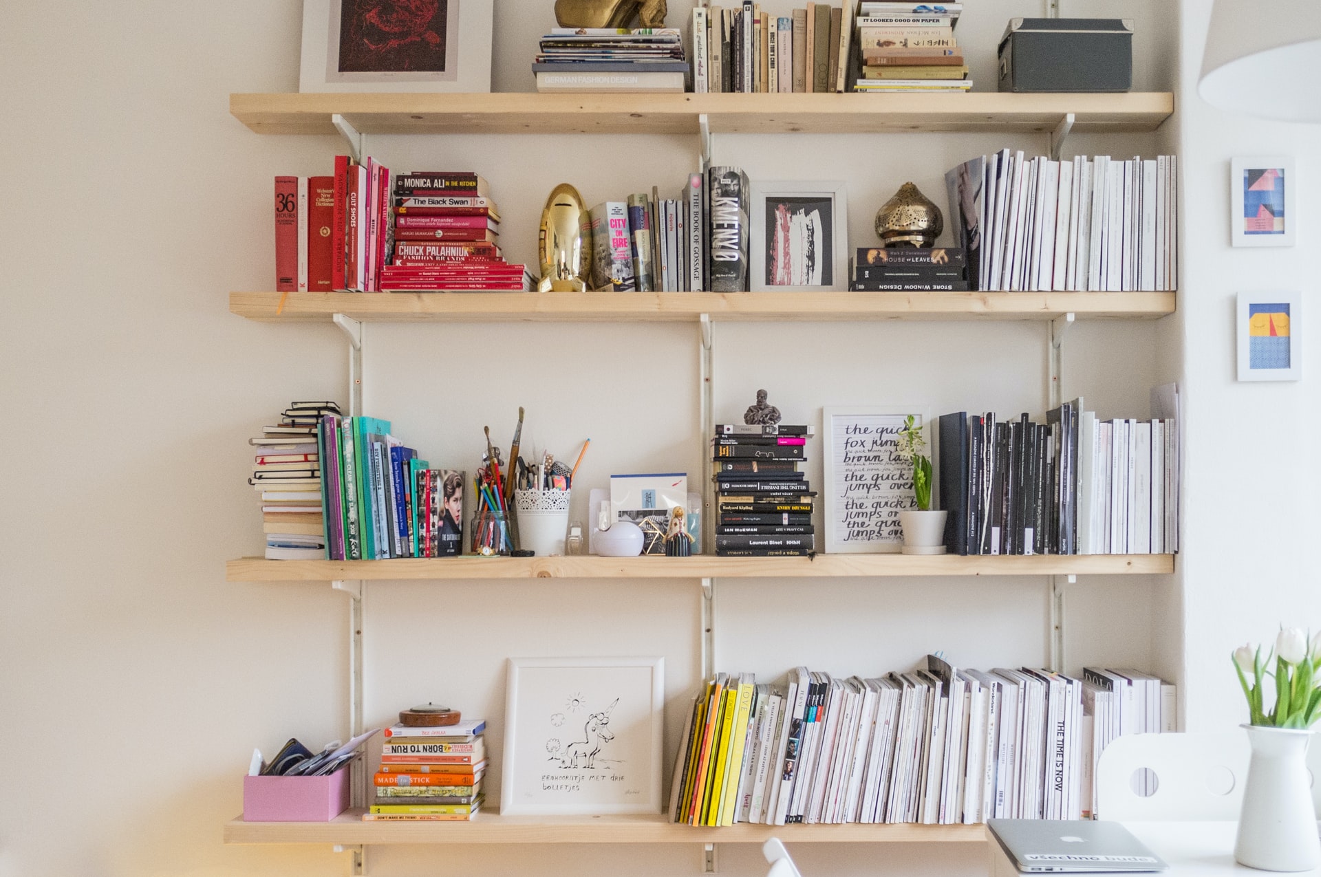 3 Benefits of Installing Bookshelf Speakers into Stands