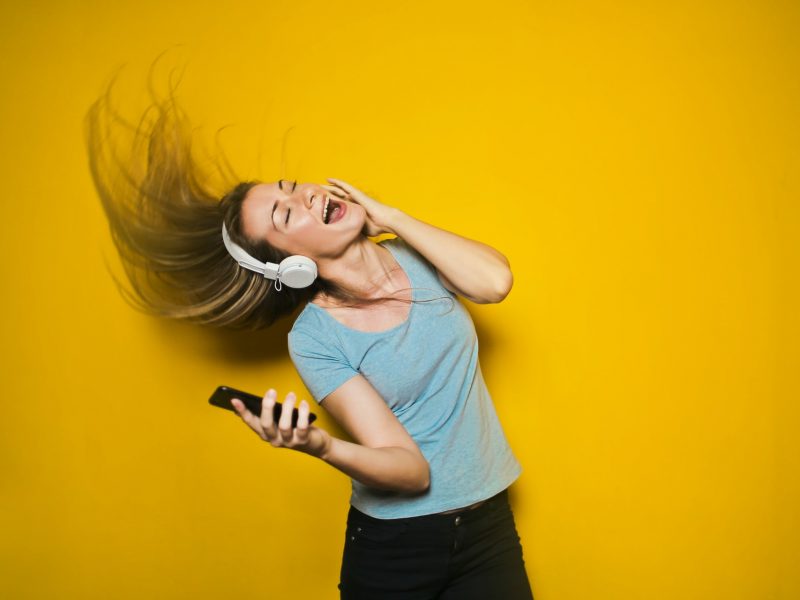 3 Ways Music Influences Customer Buying Behavior